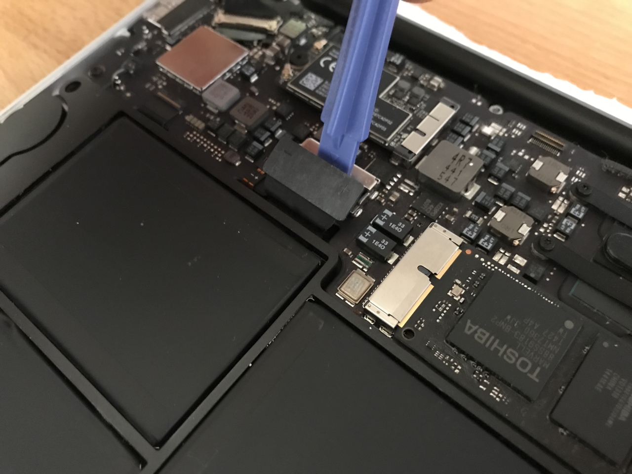 MacBook Air 11 Zoll (201015) Akku tauschen